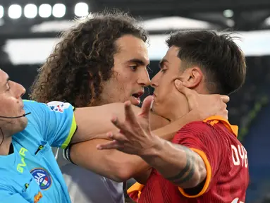 Derby della Capitale (Derbi Ibu Kota) antara AS Roma melawan Lazio pada laga lanjutan Liga Italia 2023/2024, Sabtu (07/04/2024) dini hari WIB diwarnai dengan perseteruan Paulo Dybala dan Matteo Guendouzi. (AFP/Alberto Pizzoli)