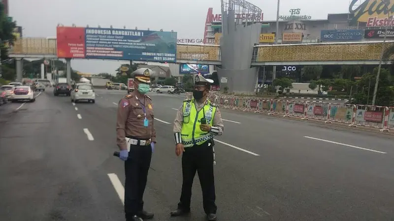 Petugas gabungan bersiaga di titik-titik check point PSBB di Bekasi. (Liputan6.com/Bam Sinulingga)