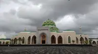 Awan hitam menyelimuti Masjid Agung Natuna. (Liputan6.com/ Ajang Nurdin)