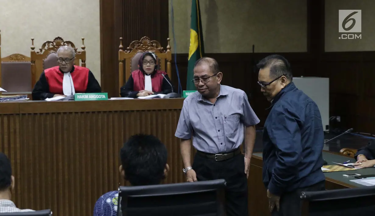 Terdakwa yang juga anggota nonaktif DPRD Kalteng, Punding LH Bangkan (kanan), Borak Milton (kedua kanan) saat sidang putusan kasus suap pencemaran limbah sawit di Pengadilan Tipikor, Jakarta, Rabu (3/7/2019). Borak Milton dan Punding dipidana penjara lima tahun. (Liputan6.com/Helmi Fithriansyah)