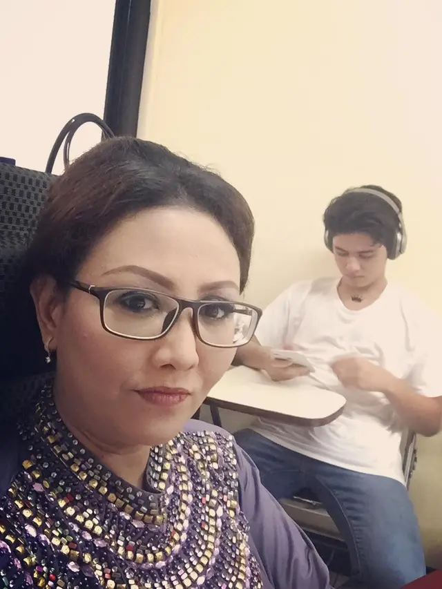 Jarang Terekspos, Ini 6 Potret Kebersamaan Aliando dan Ibunda yang Seorang Artis