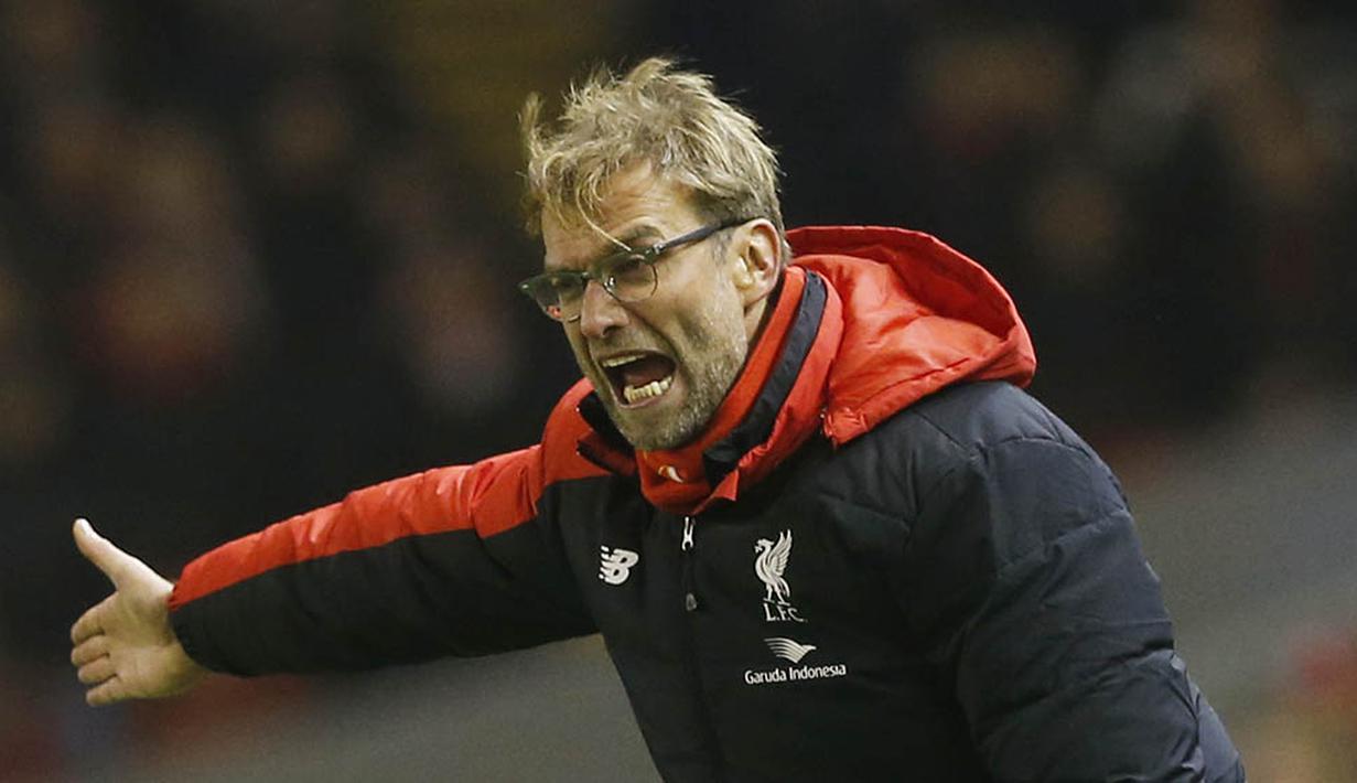 Pelatih Liverpool, Juergen Klopp, memberikan arahan kepada anak asuhnya saat melawan West Bromwich pada laga Liga Premier Inggris di Stadion Anfield, Inggris, Minggu (13/12/2015). (Reuters/Carl Recine)