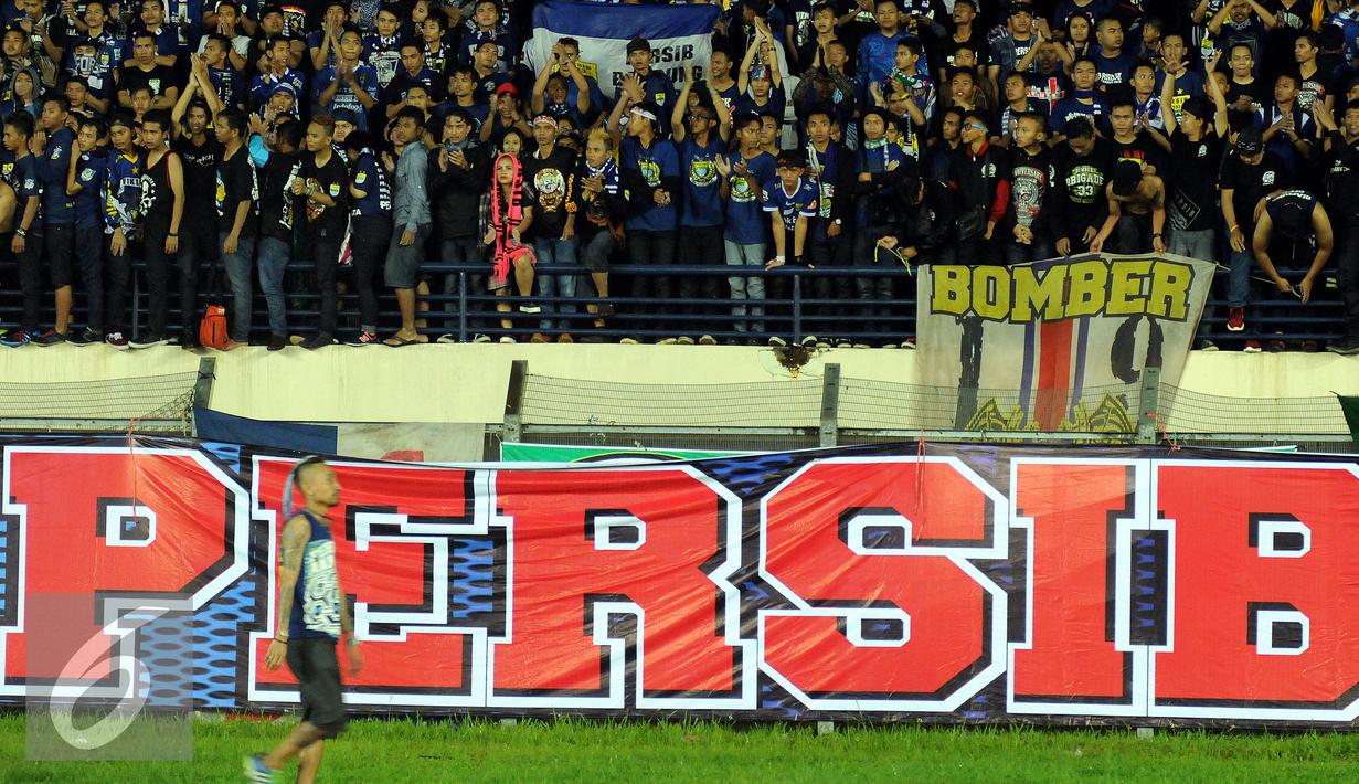 Spanduk besar diletakkan di salah satu sisi Stadion Si Jalak Harupat saat laga pembuka turnamen Piala Bhayangkara di Stadion Si Jalak Harupat, Bandung, Kamis (17/3). Laga Persib kontra Mitra Kukar berakhir imbang 1-1. (Liputan6.com/Helmi Fithriansyah)