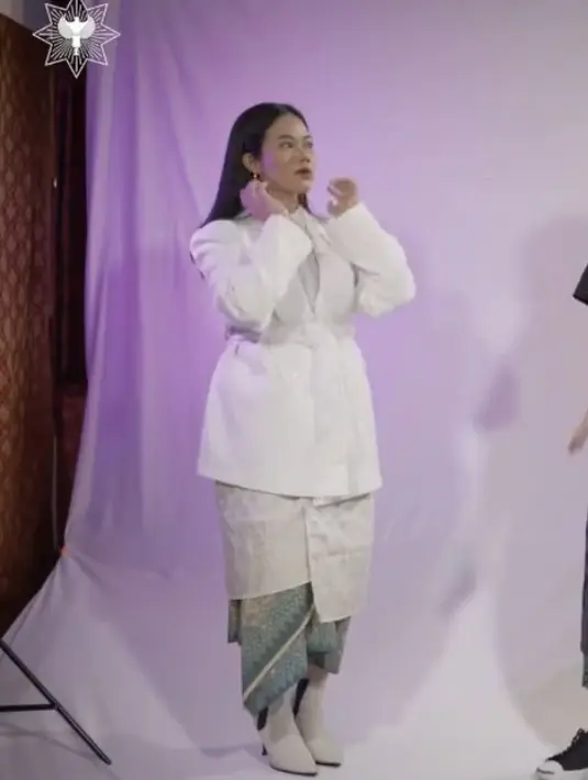 Yura Yunita tampil dengan blazer putih yang dipadukan dengan kain nusantara. Ia pun mengenakan boots heelsnya. Credit: (@yurayunita)