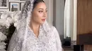 <p>Riasan matanya pun tak terlalu berat. Cukup aplikasi eyeshadow warna coklat dan alis dengan teknik feathered yang tren selama beberapa tahun terakhir. [@evalovira].</p>