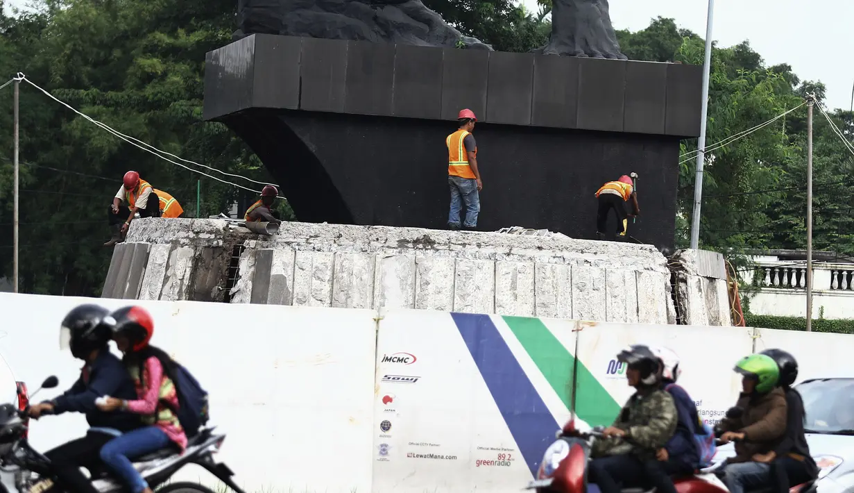 Proyek pembangunan MRT memakan wilayah Patung Pemuda Membangun, Senayan, Jakarta, Kamis (29/5/2014) (Liputan6.com/Faizal Fanani)amis (29/5/2014) (Liputan6.com/Faizal Fanani)