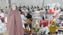 Pekerja menyelesaikan pembuatan mukena di pabrik busana muslim Siti Khadijah di kawasan Limo, Depok, Jawa Barat, Rabu (7/4/2021). Jelang Bulan Ramadan permintaan busana mukena di Siti Khadijah yang dijual dengan harga Rp 500 ribu hingga Rp 3,5 meningkat hingga 100 persen. (merdeka.com/Arie Basuki)