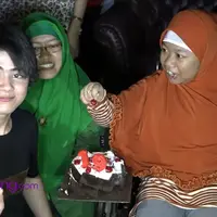 Aliando Syarief diserbu oleh para fans di lokasi syuting GGS Returns. Salah satunya fans yang bernama Rika memiliki kekurangan, sehingga harus menggunakan kursi roda saat memberikan kejutan kepada Aliando. Melihat perjuangan Rika, Ali merasa semakin ...