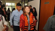 Terdakwa suap SKK Migas, Artha Meris Simbolon berjalan di koridor Pengadilan Tipikor, Jakarta, (27/10/2014). (Liputan6.com/Miftahul Hayat)