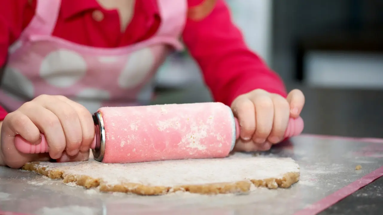 Bila anak sudah senang memasak, libatkan ia sesuai kemampuannya. (Foto: Netmums)