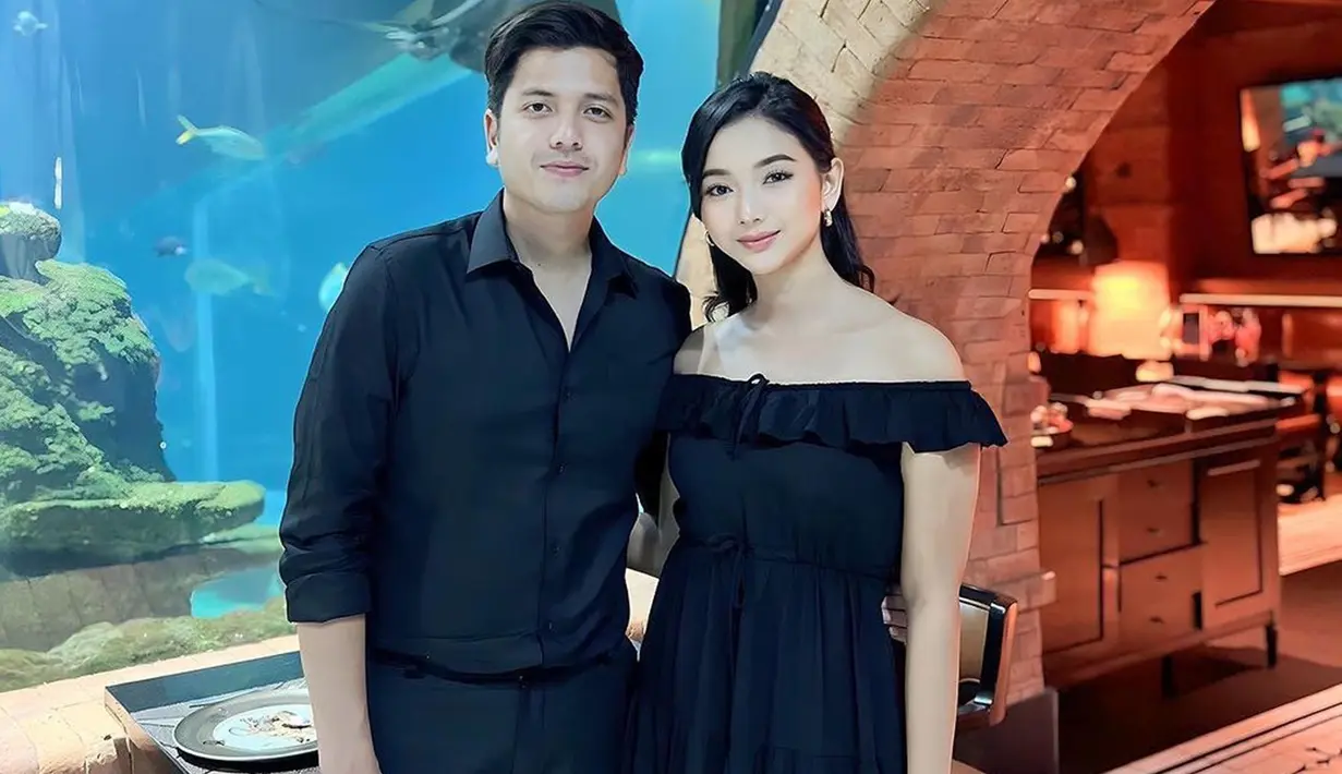 Terlibat cinta lokasi di sinetron Ikatan Cinta, netizen menyebut jika keduanya 'The Real Ikatan Cinta'. Rendi Jhon pose romantis dengan memeluk pinggang sang istri, momen manis pasangan ini tentunya sukses mencuri perhatian. Tak hanya unggah di feed Instagram, pasangan ini juga abadikan momen romantis selama di Bali di Story Instagramnnya. (Liputan6.com/IG/@glencachysaraofficial)