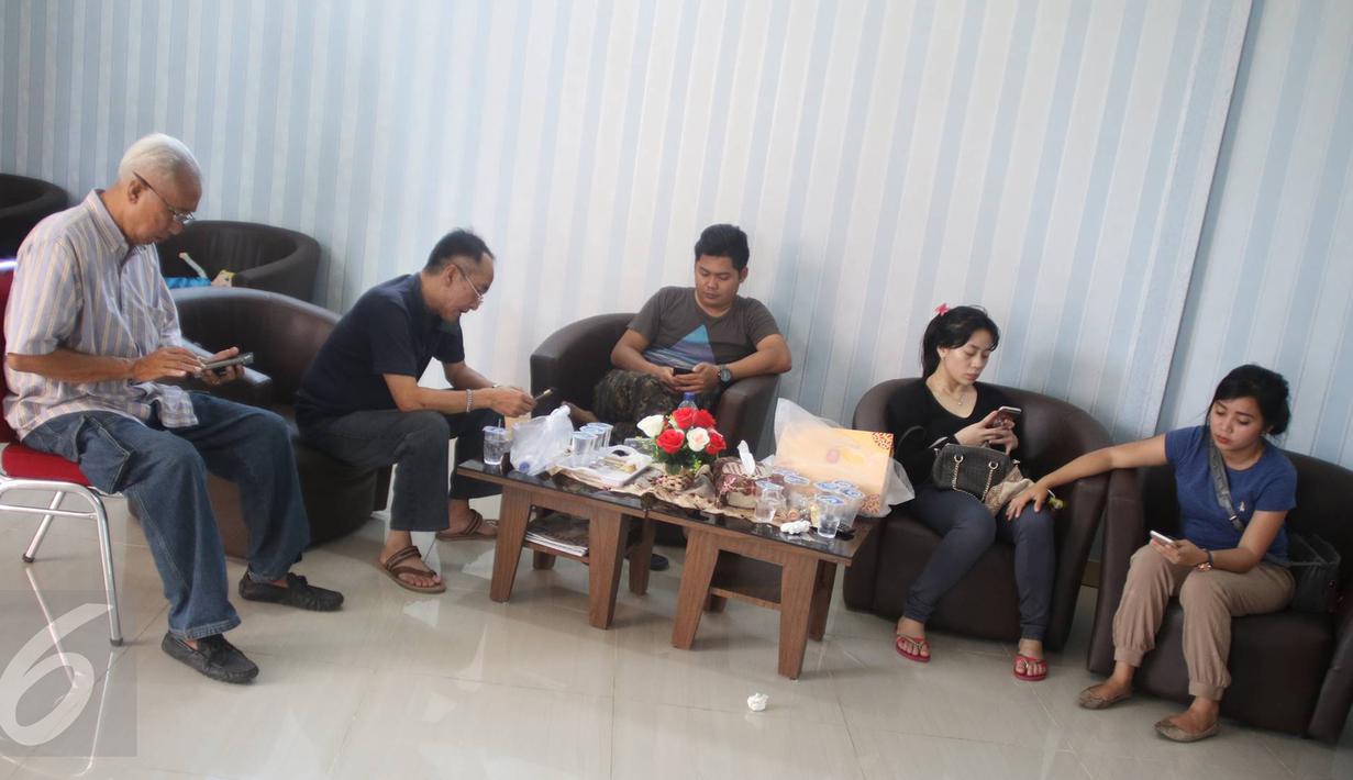 Keluarga Christopher, korbanterbakarnya KM Zahro Express, menunggu di RS Polri, Kramat Jati, Jakarta, Senin (2/1). (Liputan6.com/Immanuel Antonius)