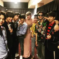 Saat bertemu di Billboard Music Awards 2018, Taylor Swift terlihat berfoto dengan BTS. "Sangat luar biasa bertemu denganmu. Kalian luar biasa" tulis Taylor Swift sebagai keterangan foto. (Foto: instagram.com/taylorswift)