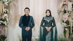 Reza Surya Putra yang berhasil mencuri hati Alifhia Fitri merupakan seorang TikToker sekaligus musisi yang cukup dekat dengan beberapa artis Tanah Air. Tak banyak yang tahu, pria yang akrab disapa Eja ini ternyata pernah dekat dengan Ria Ricis. Merupakan selebgram sekaligus TikToker populer, tak heran jika momen lamaran Reza dan Alfhia ini curi perhatian warganet. (Liputan6.com/IG/@alifhiafitri)