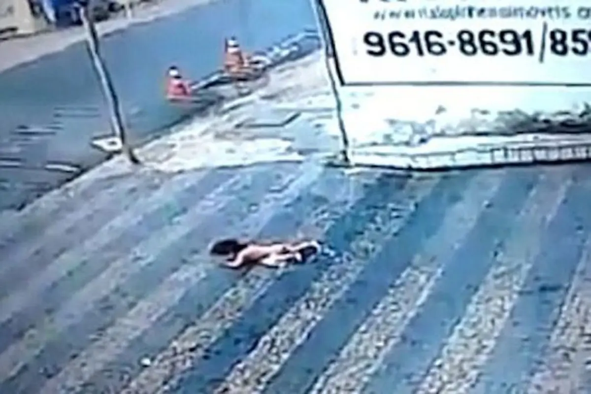 Jatuh dari Lantai Dua, Bocah 'Ajaib' Ini Langsung Berdiri
