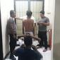 Foto: Para pelaku pemerkosaan saat dimasukan ke sel tahanan Polres Flotim (Lipitan6.com/Ola Keda)