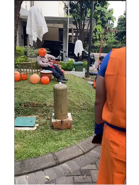 Jika kebanyakan artis merayakannya dengan menggelar sebuah pesta, berbeda dengan Rianti. Istri Cassanova Alfonso ​ini merayakan bersama tetangga di kompleks rumah. Tampak berbagai pernak-pernik Halloween yang terpampang di sepanjang jalan dan juga taman bermain. (Liputan6.com/IG/@riantic)