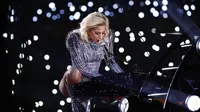 Lady Gaga saat tampil di Super Bowl 2017, Houston, Amerika Serikat (foto: mashable)