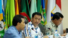 Gede Pasek Suardika (tengah) saat menggelar rapat antar Pimpinan DPD di Senayan, Jakarta, Selasa (25/11/2014). (Liputan6.com/Andrian M Tunay)