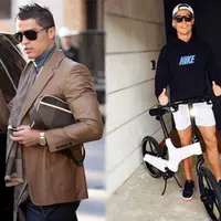 Pesona tampilan Cristiano Ronaldo saat di luar lapangan hijau bikin para wanita jatuh hati padanya. 