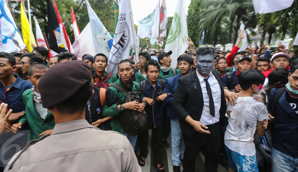 Ratusan massa yang tergabung dalam Badan Eksekutif Mahasiswa (BEM) Se-Jabodetabek terlibat bentrok dengan polisi saat menggelar aksi unjuk rasa di depan Istana Negara, Kamis (12/1). (Liputan6.com/Faizal Fanani)
