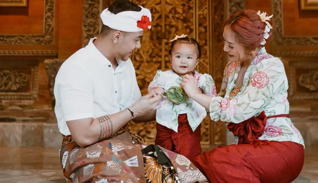 Bahkan, tak sedikit pula yang merasa gemas dengan penampilan baby Xarena. Pasalnya, putri pertama Siti Badriah dan Krisjiana ini terlihat begitu menggemaskan dengan baju adat Bali. (Liputan6.com/IG/@sitibadriahh)