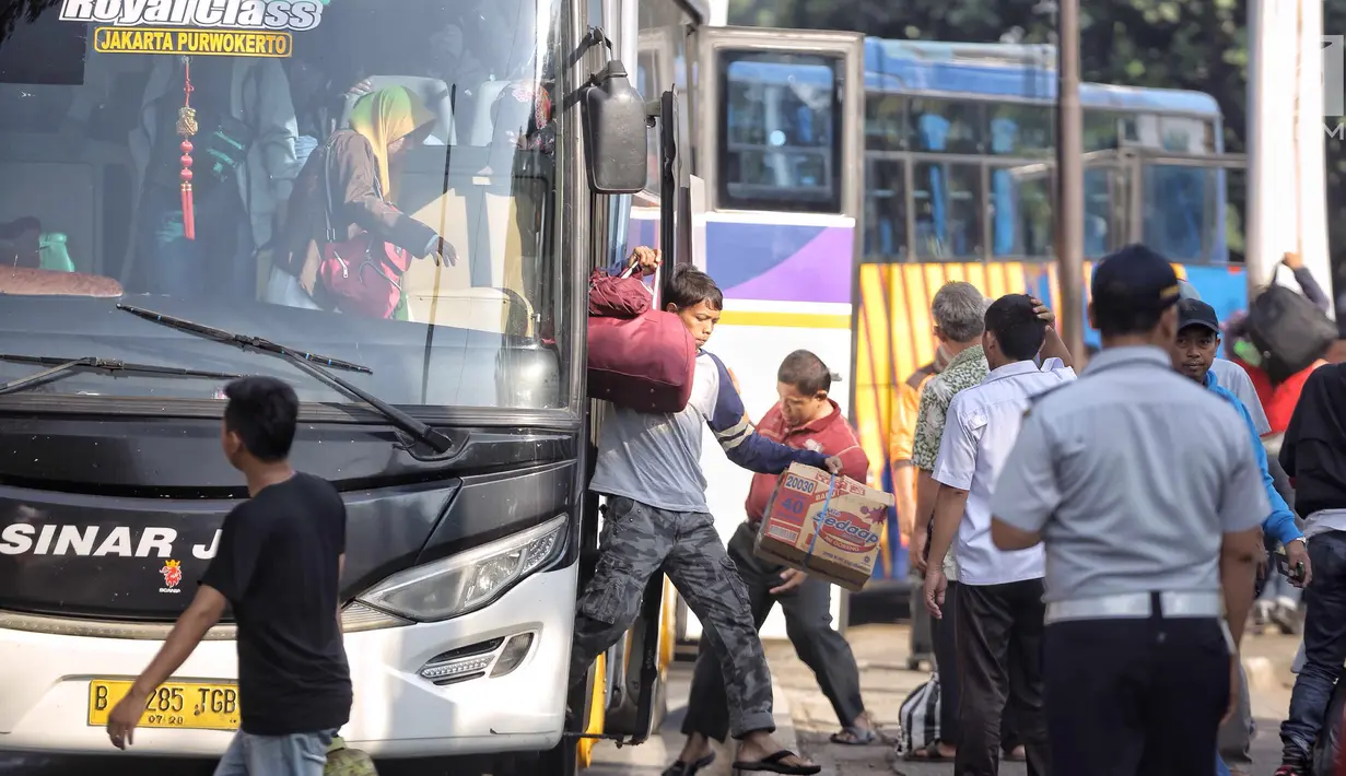 Penumpang turun dari bus Antar Kota Antar Provinsi (AKAP) di Terminal Kampung Rambutan, Jakarta, Selasa (19/6). Terdapat 691 bus kedatangan hingga siang ini. (Liputan6.com/Faizal Fanani)