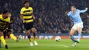 Pemain Manchester City, Erling Haaland mencetak gol ketiga timnya ke gawang Young Boys melalui tendangan keras dari luar kotak penalti pada laga lanjutan Grup G Liga Champions 2023/2024 di Etihad Stadium, Manchester Inggris, Rabu (08/11/2023) WIB. (AFP/Oli Scarff)