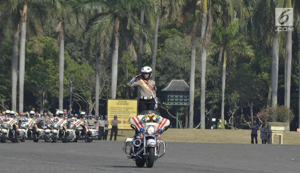 Anggota polisi wanita (Polwan) menaiki motor gede dalam peringatan HUT ke-70 Polwan di Lapangan Monas, Jakarta, Senin (3/9). HUT ke-70 Polwan mengangkat tema "Polwan Promoter Siap Menyukseskan Agenda Kamtibmas 2018 - 2019". (Merdeka.com/Iqbal S. Nugroho)