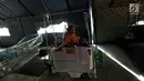 Seorang nenek korban gempa bumi dan tsunami Palu dirawat di halaman Rumah Sakit Undata, Palu Sulawesi Tengah, Kamis (4/10). Korban yang luka dirawat seadanya dengan fasilitas yang minim. (Liputan6.com/Fery Pradolo)