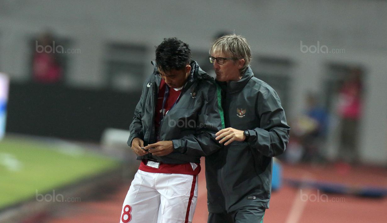 Pemain Timnas Indonesia U-23, Muhammad Arfan mendengar arahan pelatih sebelum pemanasan pada laga persahabatan di Stadion Wibawa Mukti, Bekasi, Rabu (16/11/2017). Indonesia kalah 2-3. (Bola.com/NIcklas Hanoatubun)