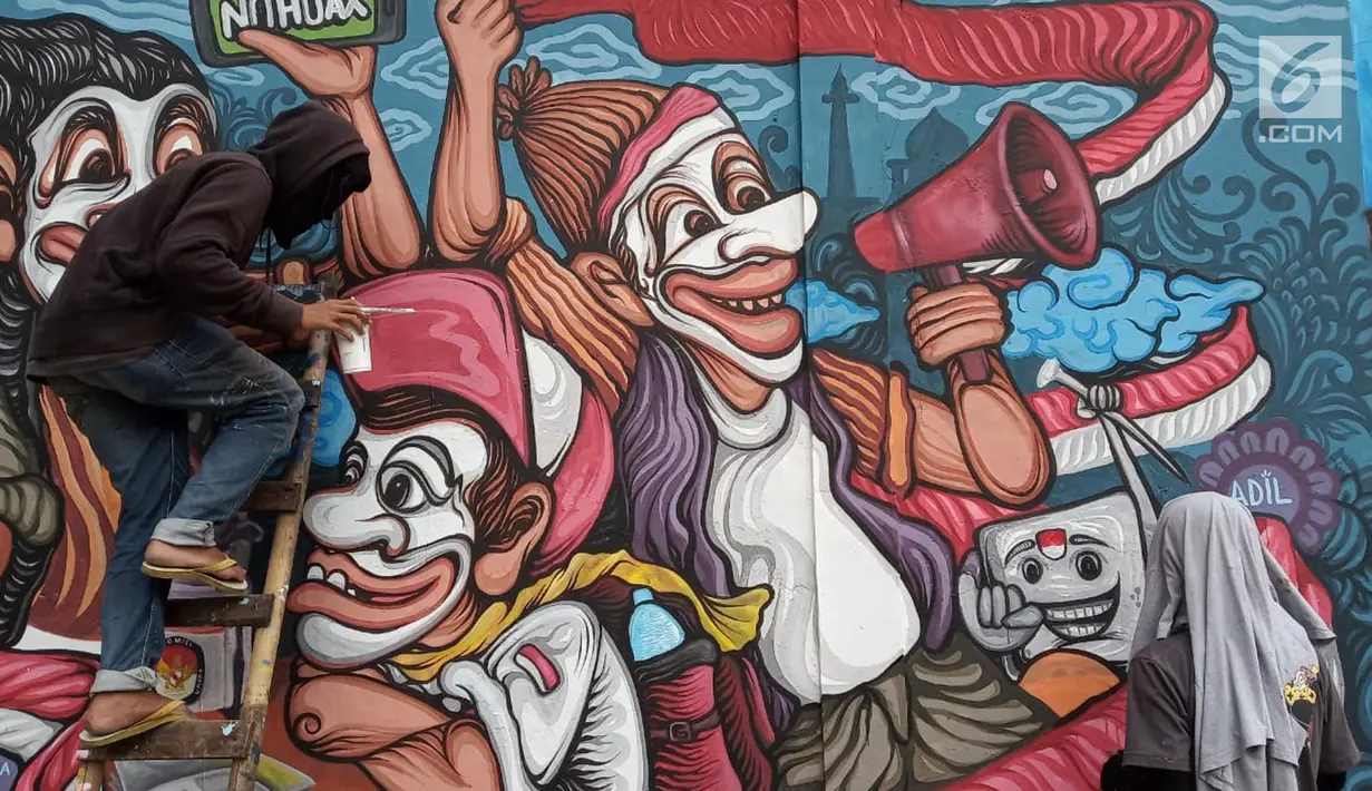 Seorang pria menyelesaikan pembuatan lukisan mural di Kawasan TBRS Semarang, Minggu, (3/3). Acara yang diadakan oleh KPU Jateng ini adalah sosialisasi ajakan mencoblos pemilu saat april mendatang. (Liputan6.com/Gholib)