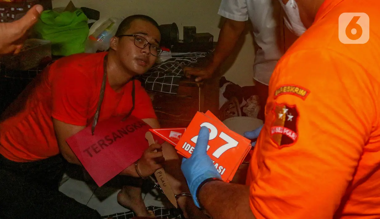 Altaf sebagai tersangka memeragakan sejumlah adegan mulai dari berboncengan dengan korban Zidan tiba di kos Apik Zire. Kemudian, kembali ke motor untuk mengambil senjata tajam. (merdeka.com/Arie Basuki)