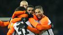 Para pemain Shakhtar Donetsk merayakan gol yang dicetak Ismaily ke gawang Manchester City pada laga Liga Champions di Stadion Metalist, Kharkiv, Rabu (6/12/2017). Shakhtar menang 2-1 atas City. (AFP/Stanislas Vedmid)