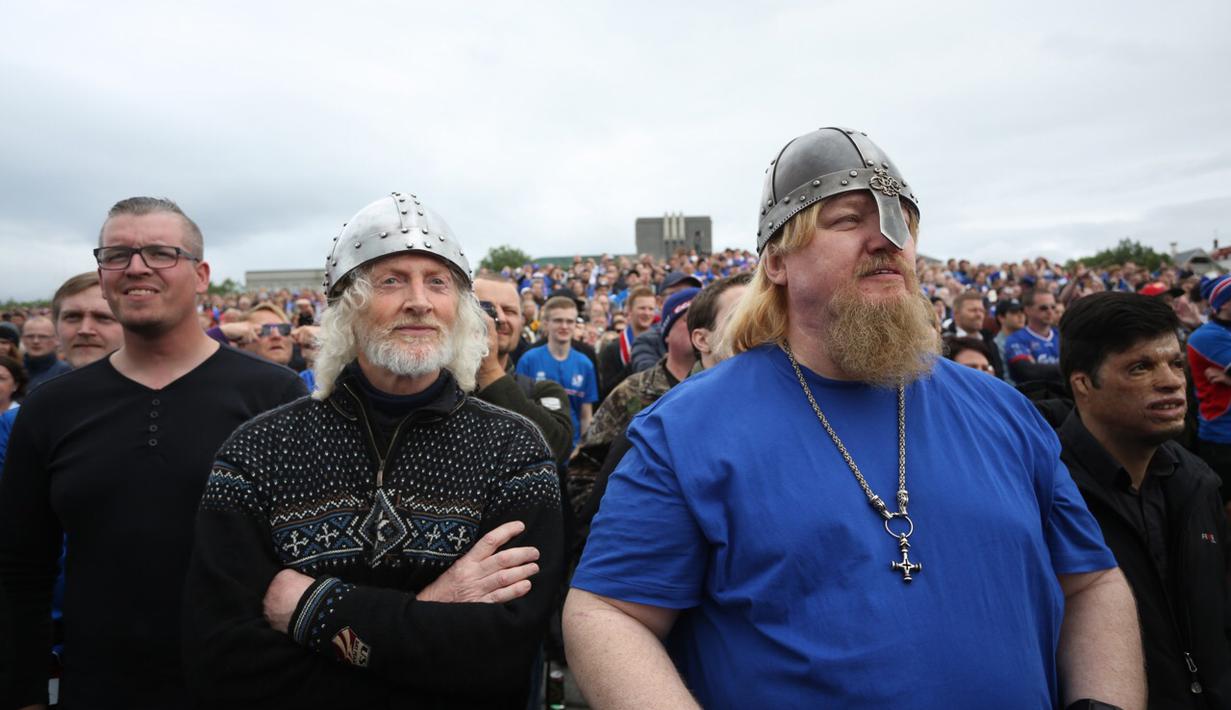 Gaya khas Viking ala suporter Islandia saat menonton laga Islandia melawan Inggris pada babak 16 besar Piala Eropa 2016 di Reykjavik, Islandia, Selasa (28/6/2016) dini hari WIB. Islandia menang 2-1. (EPA/Eythor Arnason)