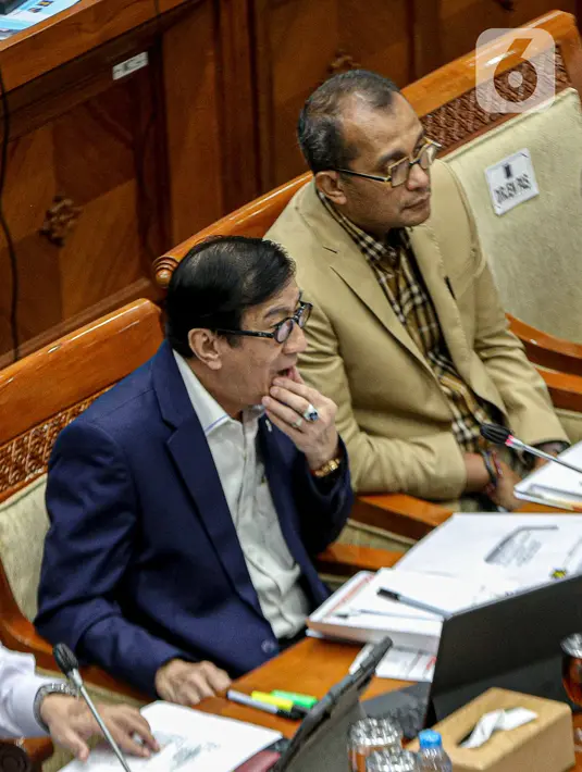 "Hal usul pagu indikatif Kementerian Hukum dan HAM tahun anggaran 2024, kami mengusulkan pagu indikatif tahun anggaran 2024 sebesar Rp 24.010.273.804.000," kata Yasonna saat rapat. (Liputan6.com/Faizal Fanani)