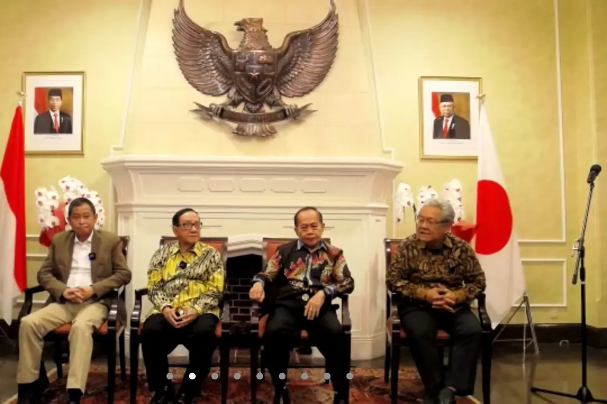 Ignasius Jonan, Ahmad Tandjung, Wakil MPR Sjarif Hassan, dan Dubes LBBP RI untuk Jepang Heri Akhmadi dalam acara Briefing Media Penganugerahan Bintang Jasa Reiwa 4 bersama KBRI Tokyo, Rabu (9/11/2022). (Dok. KBRI Tokyo via Zoom)