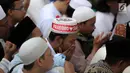 Pendukung pasangan Capres-Cawapres 02 Prabowo Subianto-Sandiaga Uno berdoa saat menghadiri syukuran kemenangan di Kertanegara, Jakarta, Jumat (19/4). Acara dengan tema gema nisfu sya'ban sekaligus ucapan syukur kemenangan Prabowo-Sandiaga dihadiri ribuan pendukung. (Liputan6.com/Faizal Fanani)