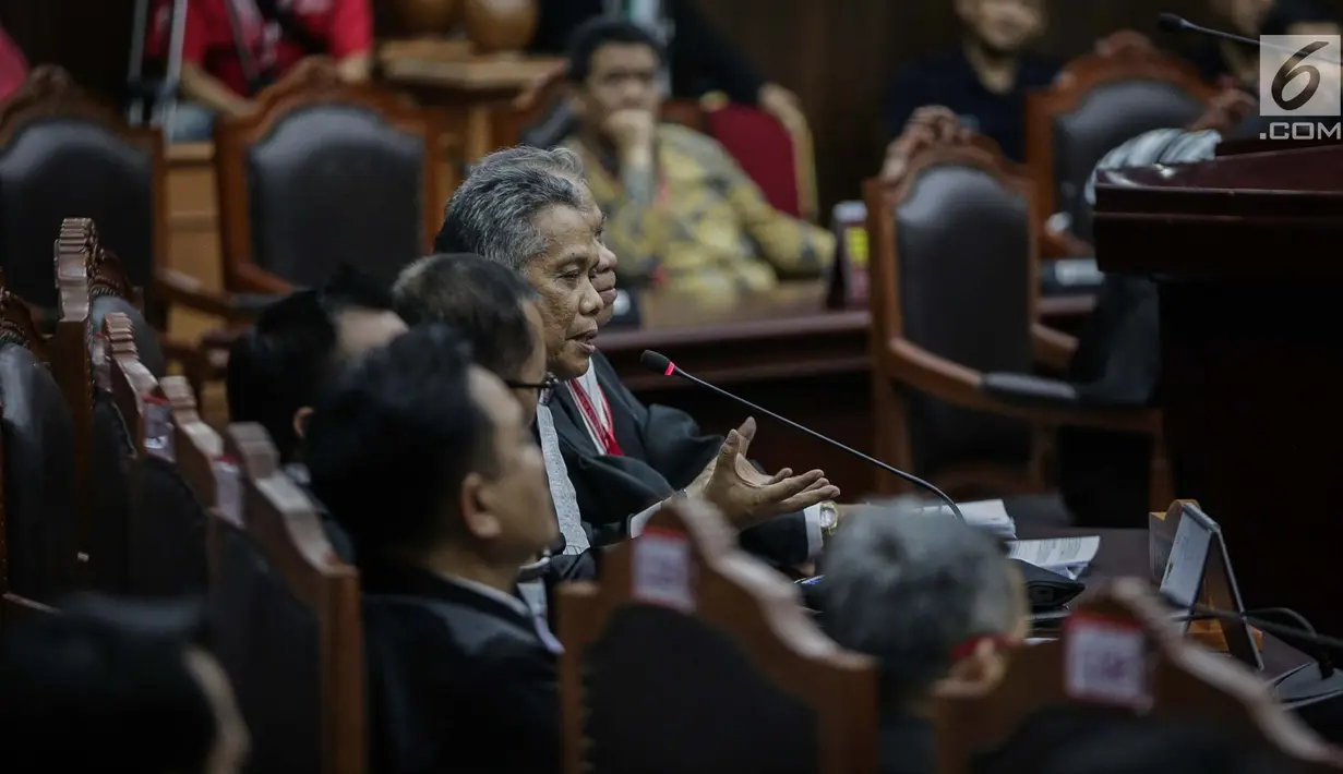 Anggota tim hukum Tim Kampanye Nasional (TKN) Luhut Pangaribuan berdebat sengit dengan Ketua Tim Pengacara Paslon Prabowo Subianto-Sandiaga Uno, Bambang Widjojanto saat sidang lanjutan PHPU untuk Pemilihan Presiden 2019 di Gedung MK, Jakarta, Selasa (18/6/2019). (Liputan6.com/Faizal Fanani)
