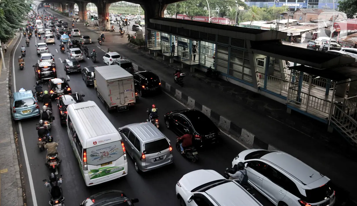 Kepadatan arus kendaraan saat melintas di by pass Jalan Ahmad Yani, Jakarta, Rabu (13/5/2020). Jumlah kendaraan pribadi mulai kembali meningkat hingga menyebabkan kepadatan arus lalu lintas di sejumlah jalan Ibu Kota meski penerapan PSBB masih berlangsung. (merdeka.com/Iqbal S. Nugroho)