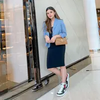 Audi Marissa dengan mini dress dan blazer. (@audimarissa)