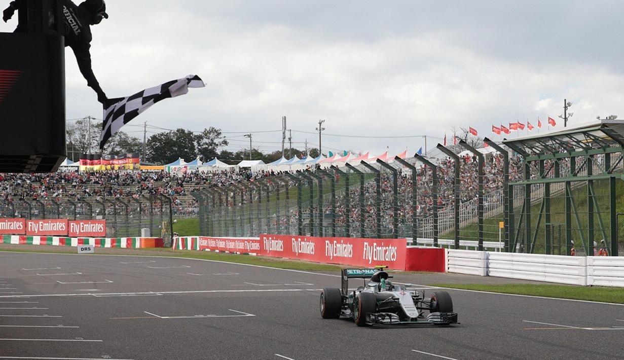 Pebalap Mercedes, Nico Rosberg, saat finis pertama pada balapan F1 GP Jepang di Sirkuit Suzuka, Minggu (9/10/2016). (AFP/Yuya Shino)