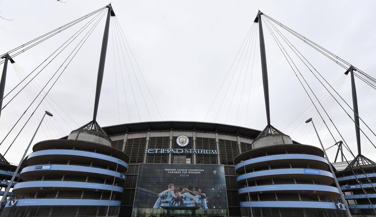 Poster raksasa bergambar pemain Manchester City terpasang di Stadion Etihad, Manchester, Senin (17/4/2018). Persiapan ini dilakukan untuk merayakan pesta juara Manchester City meraih gelar Premier League. (AFP/Paul Ellis)
