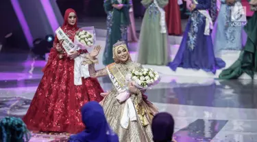 Finalis dari Malaysia, Uyaina Arshad melambaikan tangan seusai dinobatkan sebagai Puteri Muslimah Asia 2018 pada malam final di di Studio 6 Emtek, Jakarta, Senin (7/5). Uyaina Arshad berhasil menyisihkan 17 peserta. (Liputan6.com/Faizal Fanani)