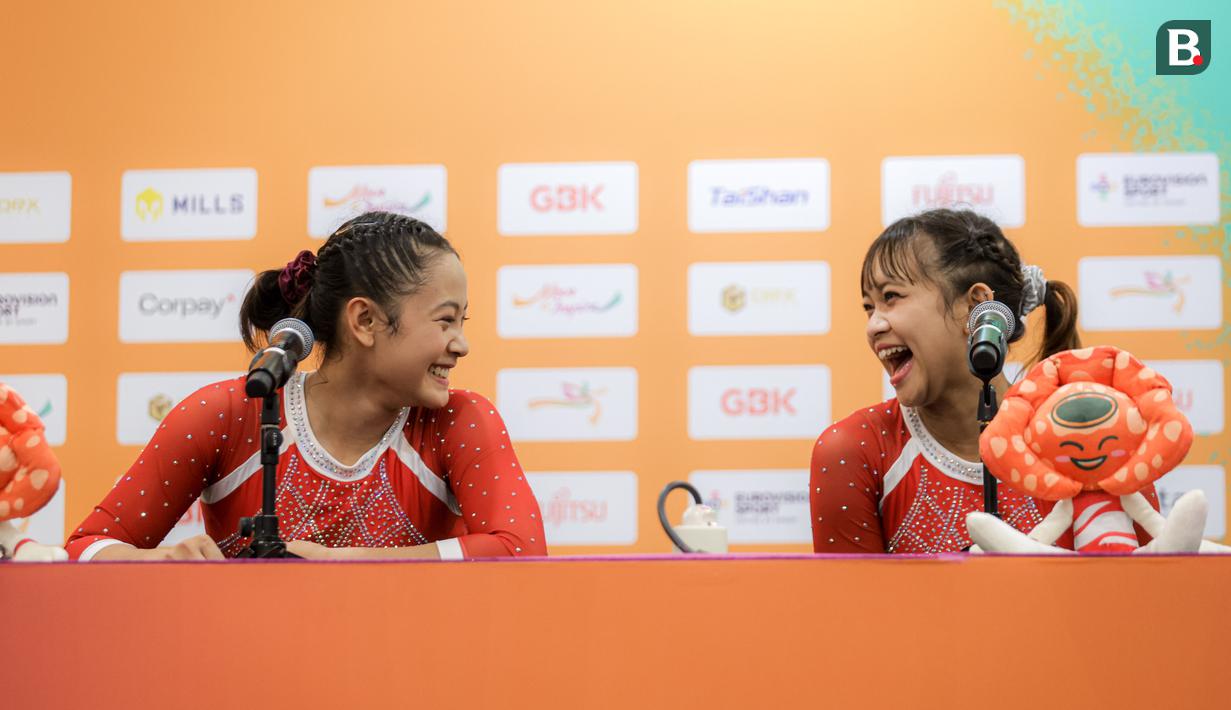 Pesenam putri Indonesia, Salsabilla Hadi Pamungkas (kiri) dan Alarice Mallica Prakoso bercanda saat konferensi pers dalam Kejuaraan Dunia Gimnastik 2025 di Indonesia Arena, Senayan, Jakarta, Selasa (21/10/2025). (Bola.com/Bagaskara Lazuardi)