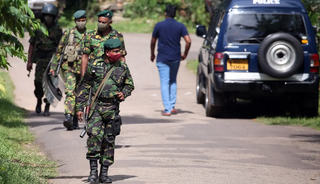 Anggota satuan tugas khusus kepolisian terlihat di luar Penjara Mahara, pinggiran Kolombo, Sri Lanka, 30 November 2020. Jumlah korban tewas dalam percobaan kabur dari penjara dengan keamanan maksimum di Mahara itu bertambah menjadi delapan orang, sementara 45 lainnya luka-luka. (Xinhua/Ajith Perera)