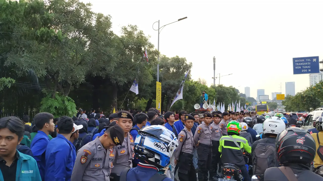 Lalu lintas menuju lokasi debat Calon Presiden dan Wakil Presiden di Hotel Sultan, Jakarta Selatan, macet total, Sabtu (13/4/2019).