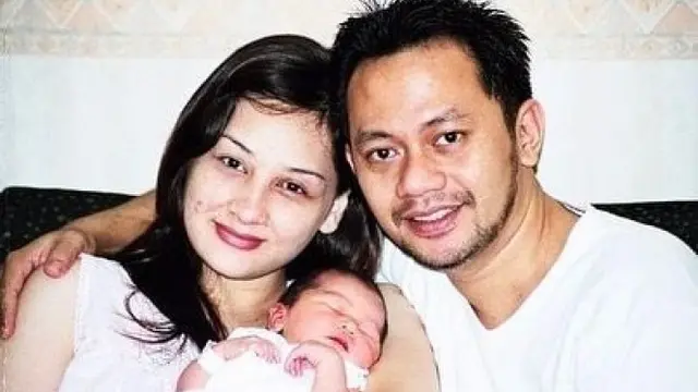 Rayakan 20 Tahun Pernikahan, Ini 7 Potret Lawas Mona Ratuliu dan Suami