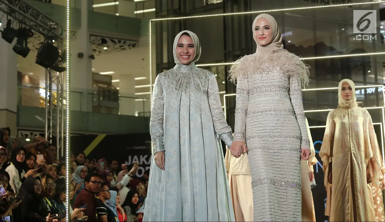 Model membawakan busana rancangan Wardah LUM (INA) x Khanaan saat Jakarta Modest Fashion Week di Gandaria City, Jakarta, Minggu (29/7). Khanaan mengangkat tema 'SABA'. (Liputan6.com/Herman Zakharia)