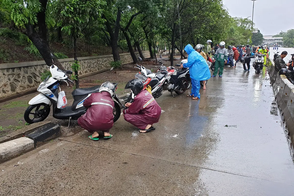 Motor mogok karena menerobos banjir yang cukup tinggi di kawasan Cawang, Jakarta Timur, Rabu (1/1/2020).